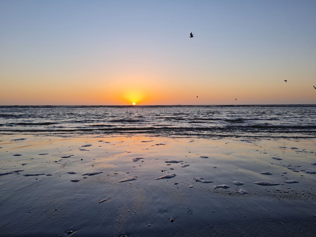 Beim Anblick solch eines Sonnenuntergangs versteht man die Anziehungskraft der Nordsee.