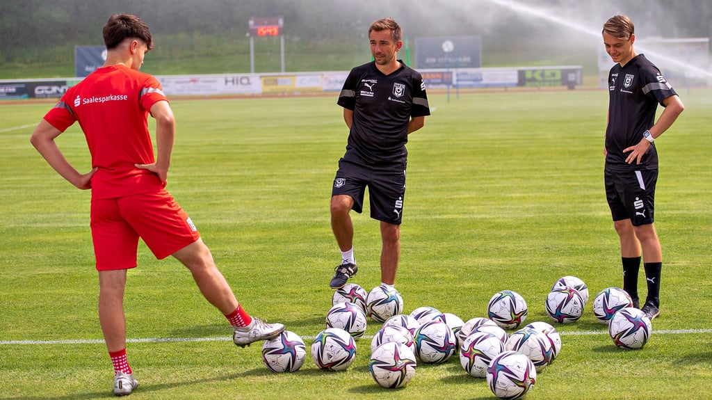 HFC-Trainer André Meyer und sein Co. Max Bergmann (r.) reden auf der Platzanlage mit Luca Vujanic.