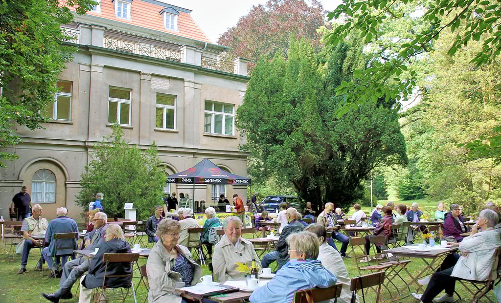 Das Bürgercafé im Stadtpark kann seit 2019 nur noch im Freien betrieben werden. Nun soll eine Terrasse am Schloss gebaut werden - so die neueste Idee der Verwaltung.