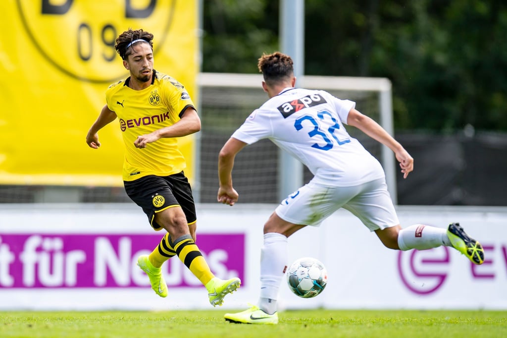 Dortmunds Immanuel Pherai (l) und Zürichs Stephan Seiler kämpfen um den Ball.