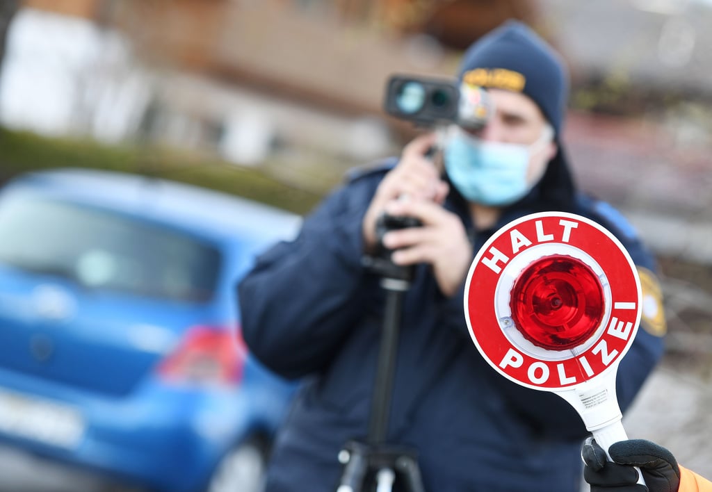 Bei einer Geschwindigkeitskontrolle in Wittenberg haben Polizisten ein Auto mit deutlich überhöhter Geschwindigkeit festgestellt.