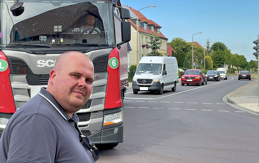 Andy Schulze wohnt im Bereich Berliner Straße/Wasserstraße in Burg und muss mit dem Verkehr an der Schnittstelle leben.
