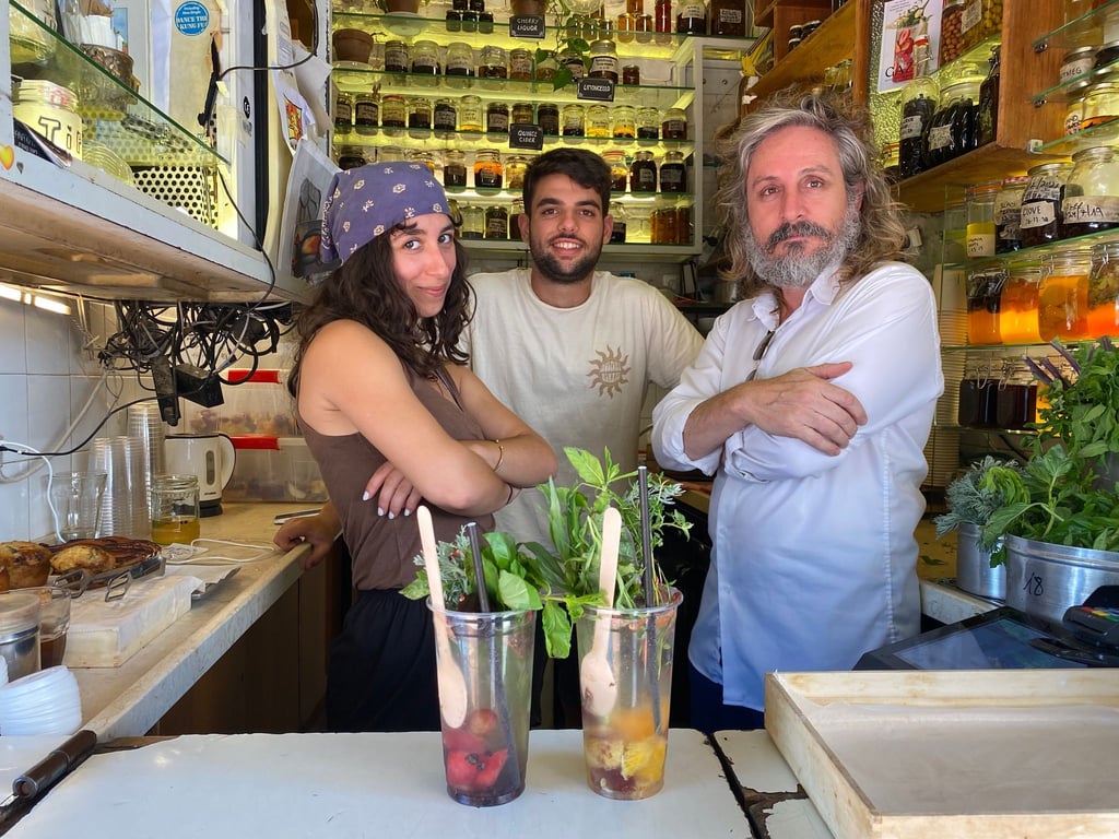 Der Israeli Benny Briga (r) in seinem Kiosk, mit seinen Mitarbeitern Eden (l) und Omri haben den Drink Gazoz in ihrem Kiosk auf dem Levinsky-Markt zubereitet.