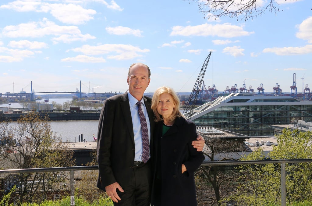 Die Anwältin Isa von Brede (Sabine Postel, r.) und ihr Kollege Markus Gellert (Herbert Knaup) in Hamburg hoch über der Elbe mit Panoramablick über den Hafen.
