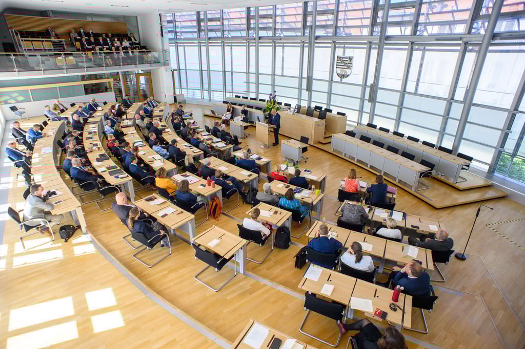 Vor knapp einem Jahr hat sich der aktuelle Landtag von Sachsen-Anhalt konstituiert. 97 Abgeordnete in sechs Fraktionen gehören dem Parlament an – für 44 von ihnen ist es die erste Wahlperiode im Landtag.