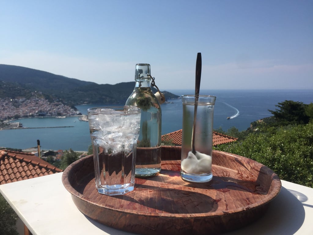 Das erfrischende griechische Sommergetränk Mastix. Es handelt sich dabei um eine zähe Paste aus Zucker, Vanille und dem Harz des Mastixbaums, der ausschließlich auf der Insel Chios wächst.