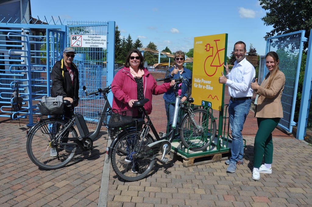 Die beide E-Biker Swen und Sigrid Fohrholz (von links) freuen sich mit Monika Gille von der Tourist-Information, Andreas Forke von der Avacon und Wirtschaftsförderin Julia Schlüsselburg über die neue Ladestation.