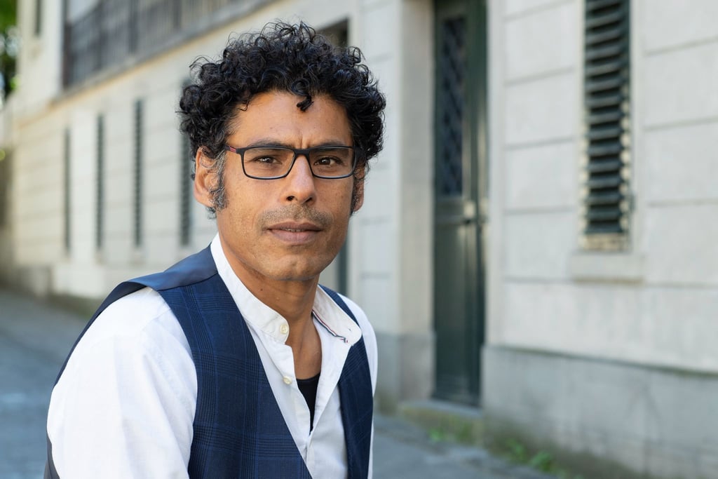 Usama Al Shahmani floh als Erwachsener aus dem Irak in die Schweiz, nachdem er wegen eines regimekritischen Theaterstücks ins Visier der Polizei geraten war. Er gehört zu den 14 Autoren und Autorinnen aus Deutschland, Österreich und der Schweiz beim Bachmannpreis 2022.