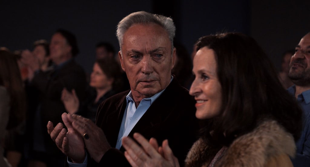 Udo Kier als Michel und Sophie Rois als Anna in einer Szene des Films „A E I O U - Das schnelle Alphabet der Liebe“.