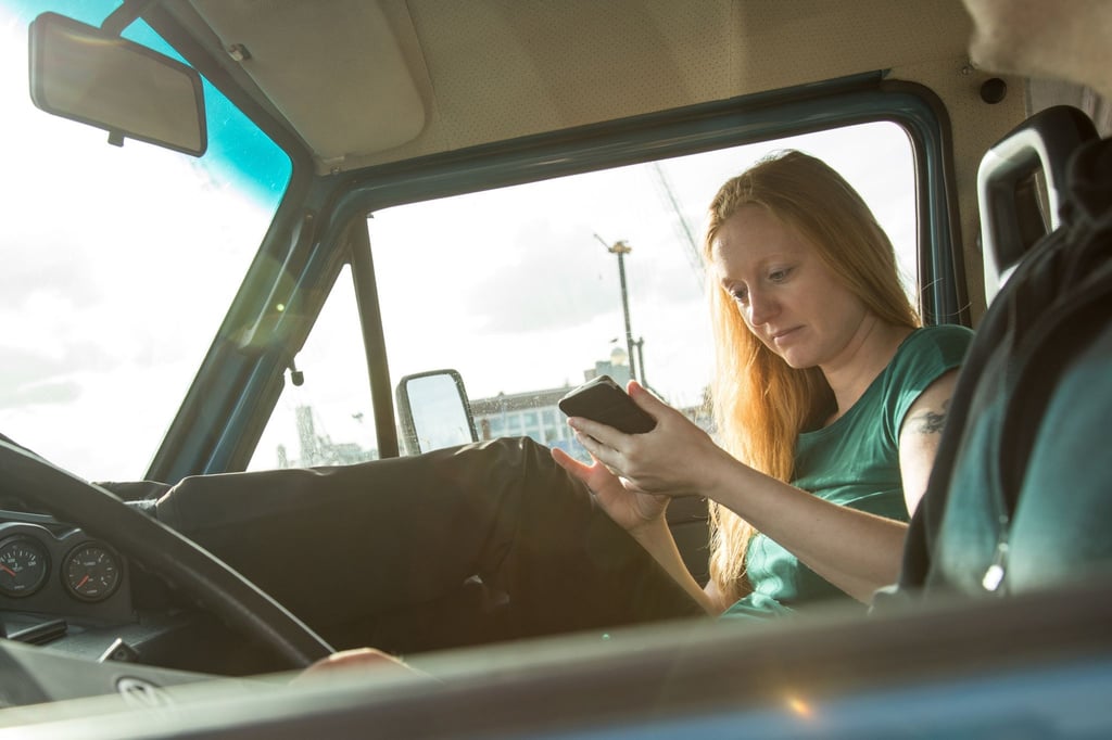 Ein Handy ist im Auto fast immer mit dabei. Hier liegen lassen sollte man es bei sommerlichen Temperaturen aber besser nicht.