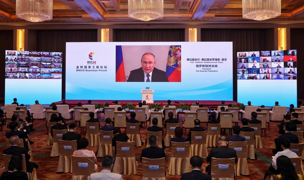Auf diesem von der chinesischen Nachrichtenagentur Xinhua veröffentlichten Foto hält Wladimir Putin (Monitor), Präsident von Russland, bei der Eröffnungszeremonie des BRICS-Wirtschaftsforums in Peking eine Grundsatzrede per Videoschalte.