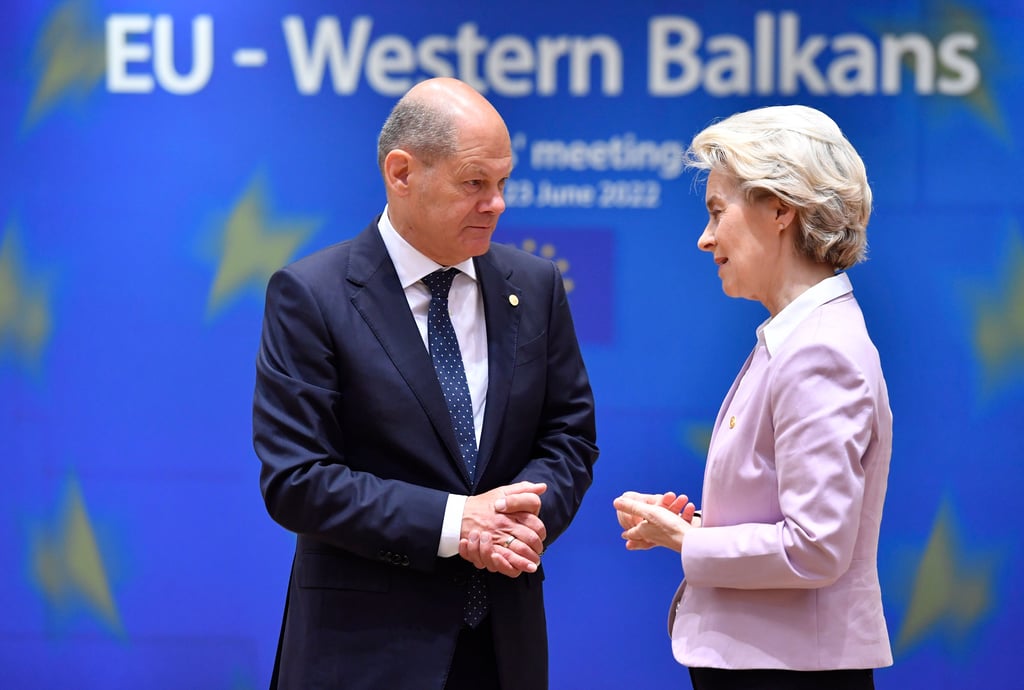 Ursula von der Leyen (CDU,r.), Präsidentin der Europäischen Kommission, spricht mit Bundeskanzler Olaf Scholz (SPD), während eines Treffens am runden Tisch beim EU-Gipfel in Brüssel.
