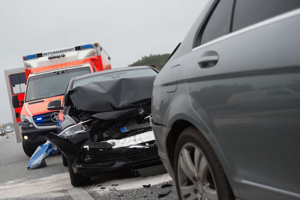 Nur ein Blechschaden, oder mehr? Auf jeden Fall heißt es nach einem Unfall erst einmal: Ruhe bewahren, Unfallstelle absichern, Verletzten helfen.