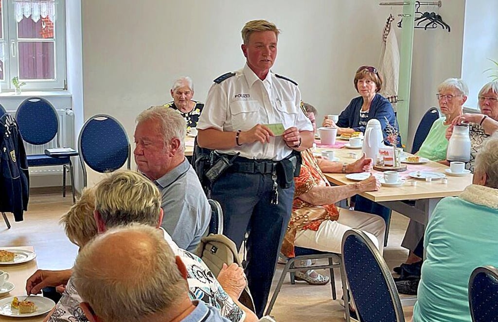 Im Harslebener Rathaus gibt Polizistin Bianca Köhler mit ihrem Kollegen Steffen Fraust Sicherheitstipps für Senioren.
