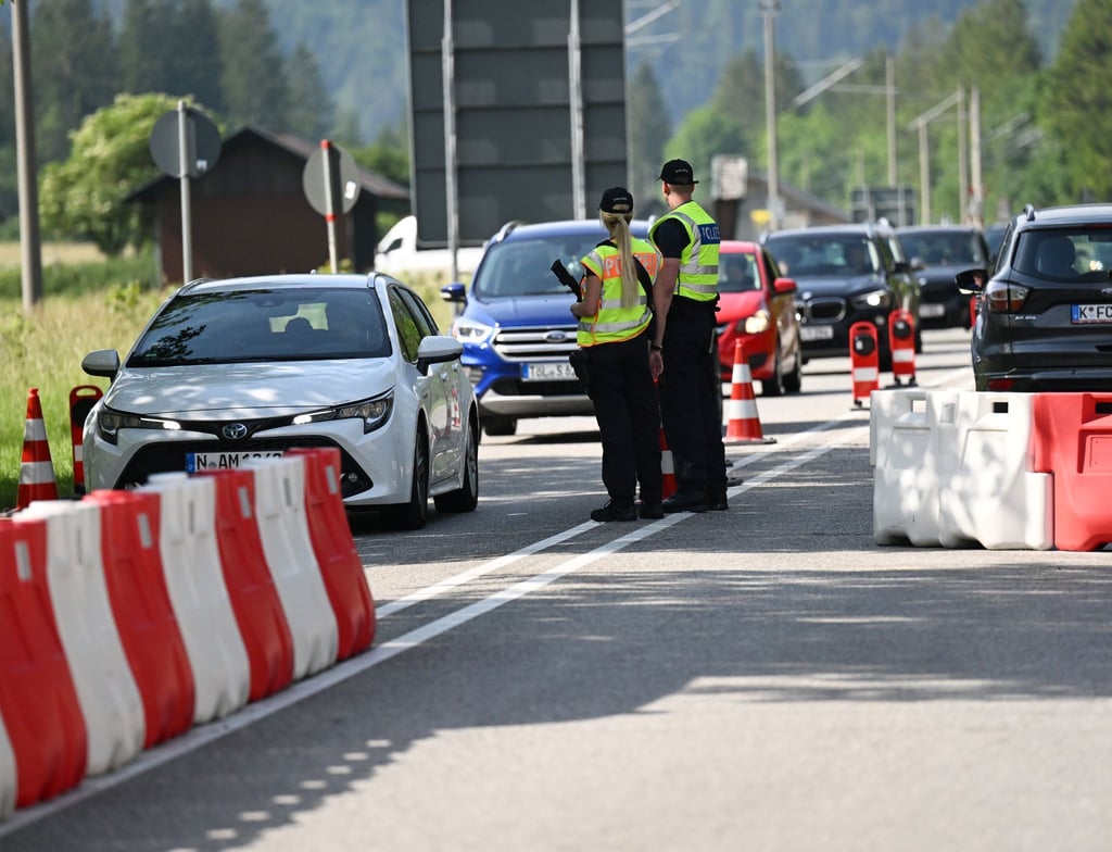 Polizisten kontrollieren am Grenzübergang Mittenwald den Verkehr. Wegen des G7-Gipfels müssen sich Reisende auf Sperrungen und weiträumige Umleitungen einstellen.