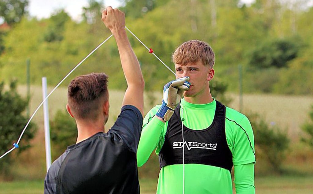 Fokus: Noah Kruth (hinten) bei den Übungen mit Neuro-Athletiktrainer Tomislav Drvoderic.
