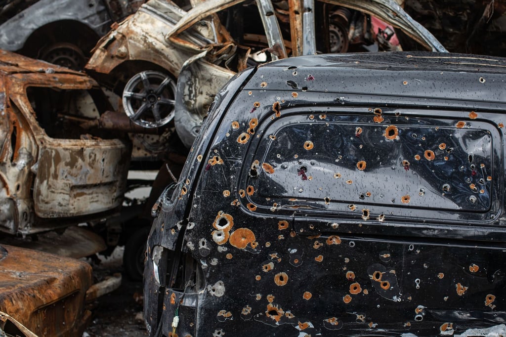 Zerstörte Fahrzeuge stehen auf einem Autofriedhof in Irpin.