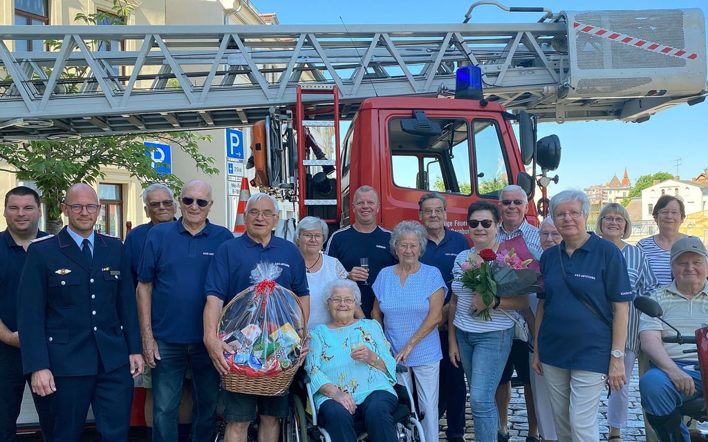 Irmgard Havemann aus Bernburg (Mitte) hat am Donnerstag ihren 95. Geburtstag gefeiert und ist damit die älteste Feuerwehrfrau im Salzlandkreis.