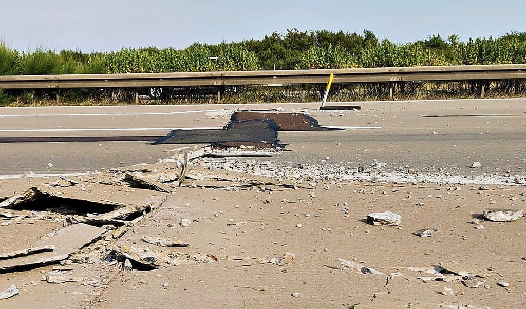 So hat es am Sonntagnachmittag zwischen den Anschlussstellen Coswig und Vockerode ausgesehen. Die Autobahn ist kurzzeitig voll gesperrt worden, später steht dann wieder ein Fahrstreifen zur Verfügung. Bis zum Wochenende sollen die Reparaturarbeiten erledigt sein.