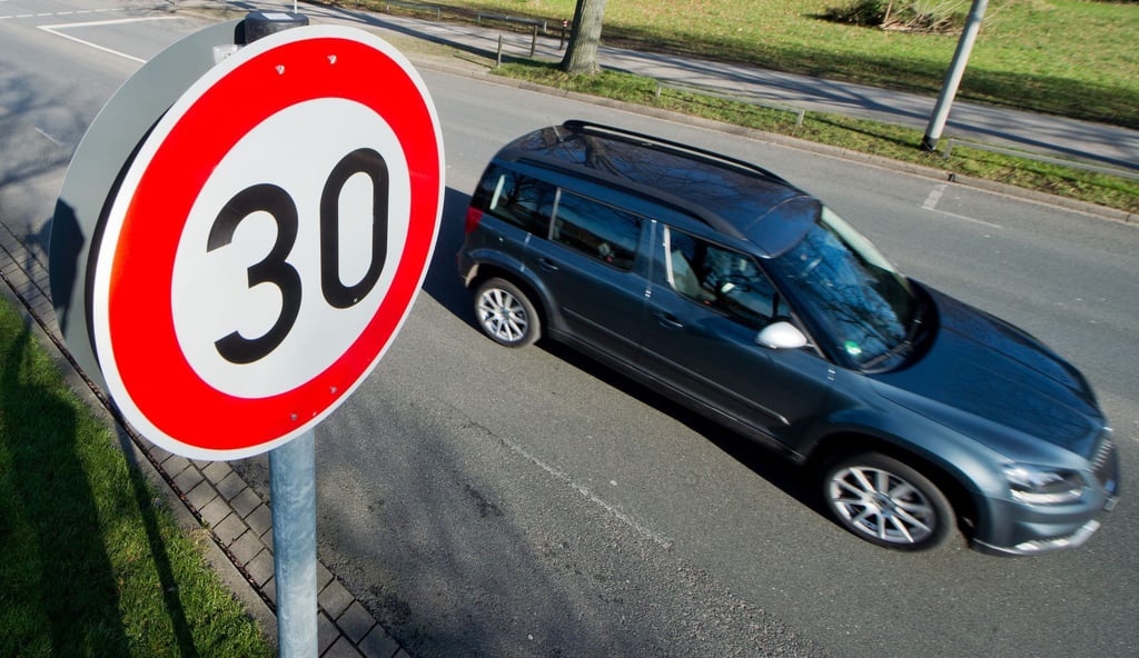 Vorfahrt missachtet, aber der andere Fahrer war zu schnell: Kommt es zum Unfall, können schon fünf Stundenkilometer den Ausschlag geben.