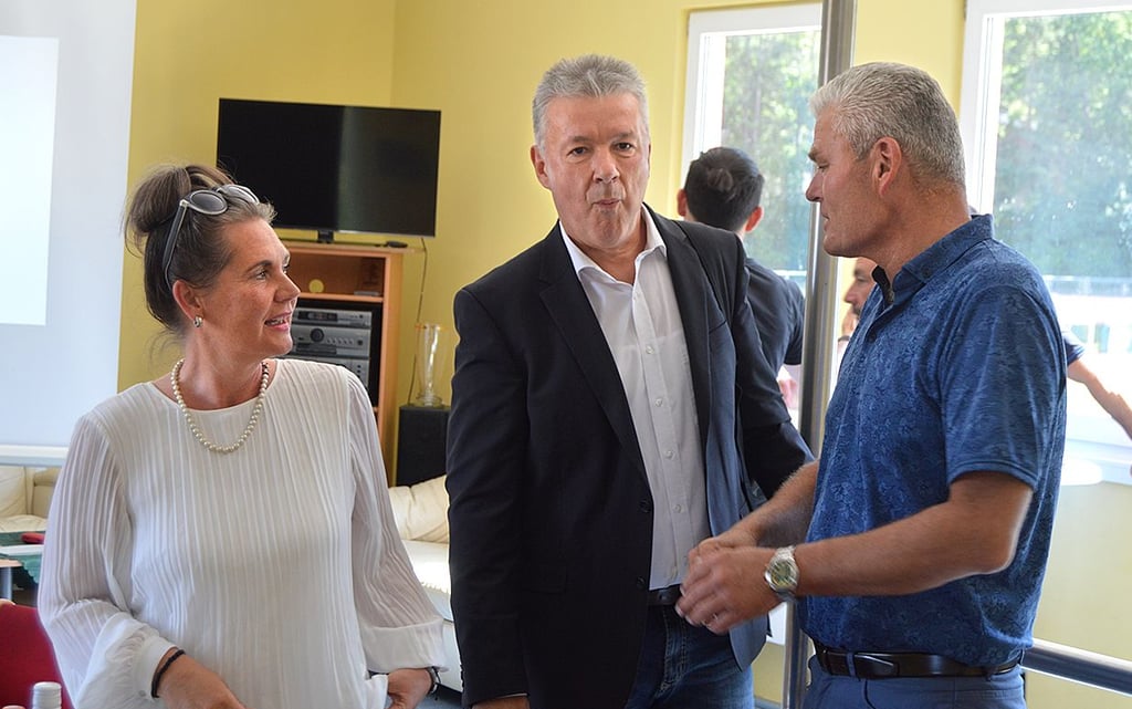 FSA-Chef Holger Stahlknecht (r.) im Gespräch mit Oberbürgermeister Robby Risch und der Landtagsabgeordneten Elke Simon-Kuch.