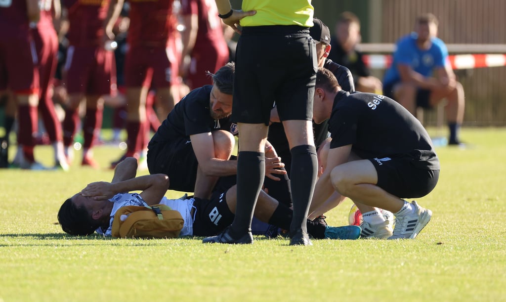Bange Minuten: Jason Ceka vom 1. FC Magdeburg, der sich gegen den BSV Rehden verletzte. Nun gab sein Verein Entwarnung.