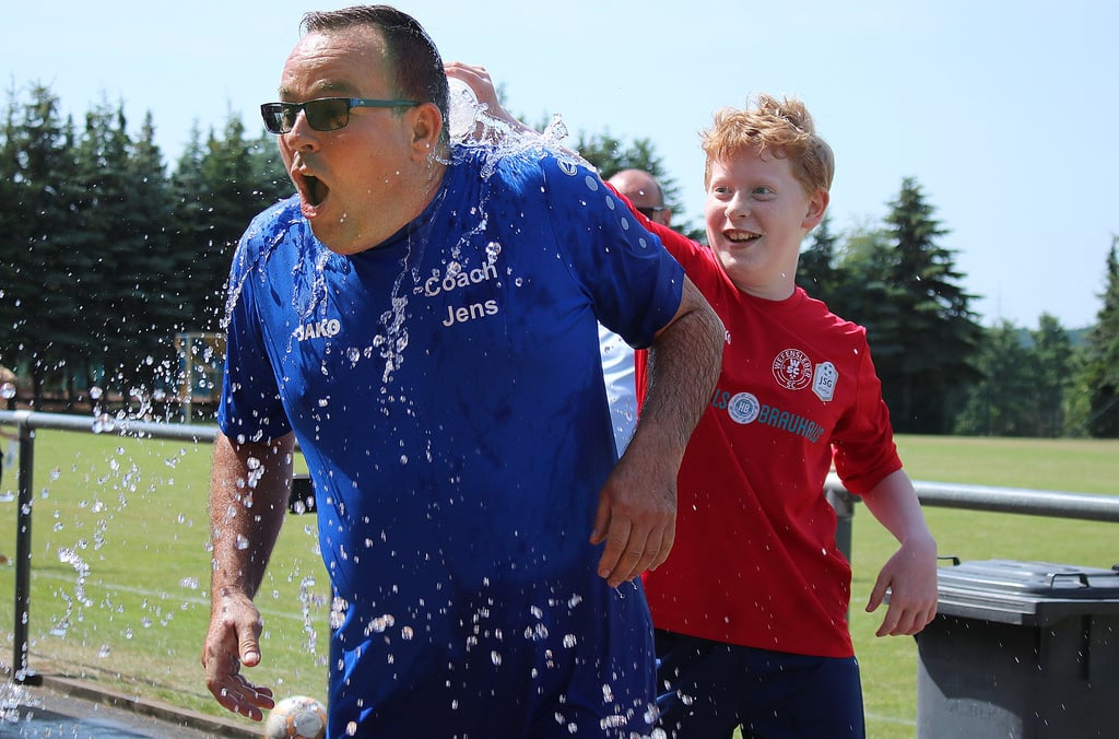 Das muss sich auch ein Trainer mal gefallen lassen. Von seinen Spielern gab es zum Dank für eine erfolgreiche Saison eine kräftige Wasserdusche, bei hochsommerlichen Temperaturen aber auch sehr willkommen.