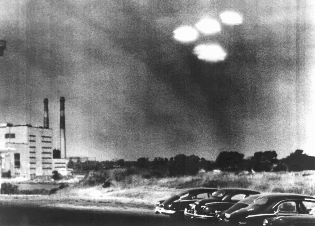 Vier in Formation fliegende "Objekte" über der Stadt Salem im US-Bundesstaat Massachusetts sind von einem Kameramann der US-Küstenwache am 16. Juli 1952 um 09:35 Uhr beobachtet worden. Das Bildmaterial wurde der amerikanischen Abwehr zur Überprüfung übermittelt, bevor es zur Veröffentlichung freigegeben wurde.