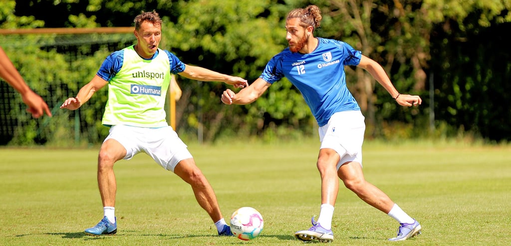 Lernen sich im Trainingslager besser kennen und wollen sich gegen ihre Mitbewerber für die Plätze in der Innenverteidigung des FCM empfehlen: Alexander Bittroff (l.) und Neuzugang Belal Halbouni.