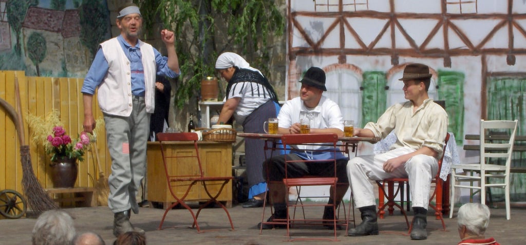 Zeugnis einer der letzten Aufführungen, die vor der Sanierung noch auf dem Pfarrhof stattfanden: Szene aus „Die Prinzessin von Wormsdorf“ im Jahr 2005.