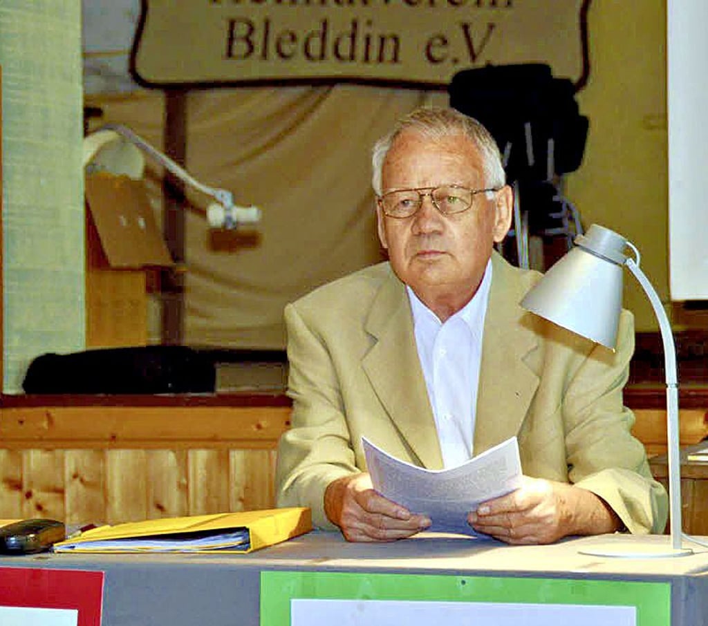 Unter dem Namen Wilhelm Bleddin schreibt Friedrich Gand - hier bei einer Lesung 2018 - Bücher. Jetzt wird der Autor zu einer Lesung in Bleddin erwartet.