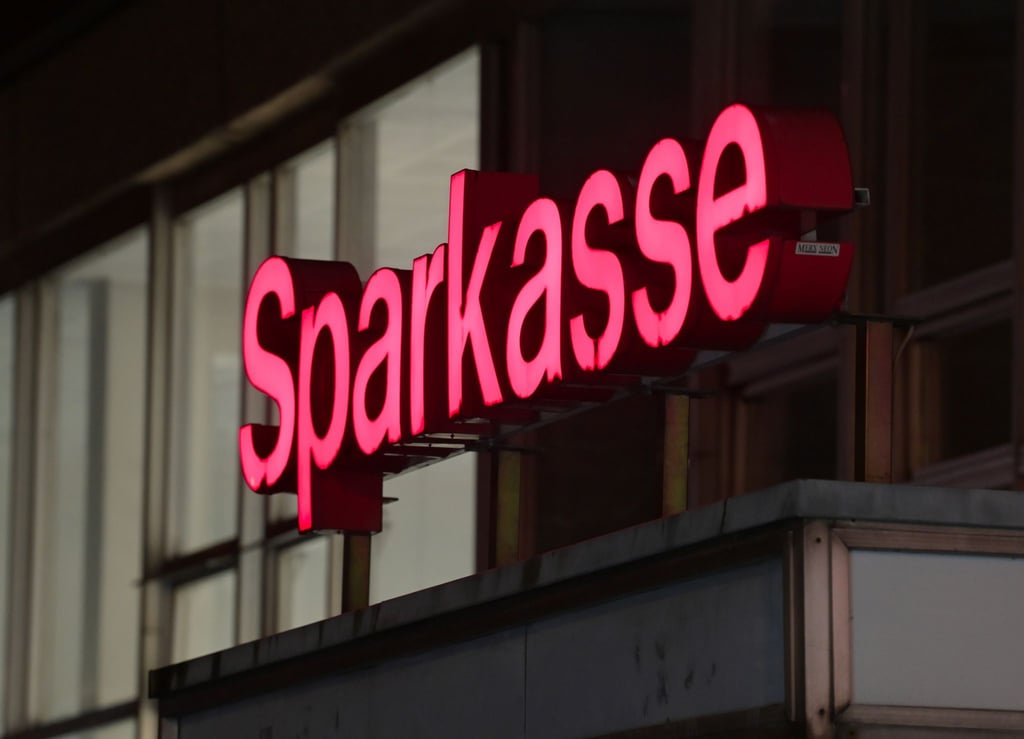Nach einer Explosion in der Nacht zu Donnerstag in einer Leipziger Sparkasse laufen die Ermittlungen vor Ort noch.