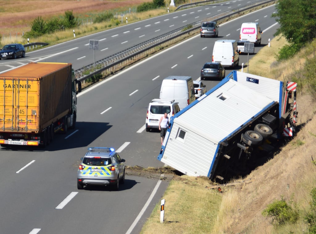 Auf der A36 bei Quedlinburg ist es am Donnerstag zu einem Unfall gekommen. Ein Lkw kippte auf die Fahrbahn.