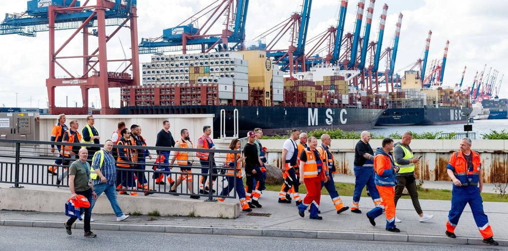 Hafenarbeiter in Hamburg gehen zu einer Streikversammlung.