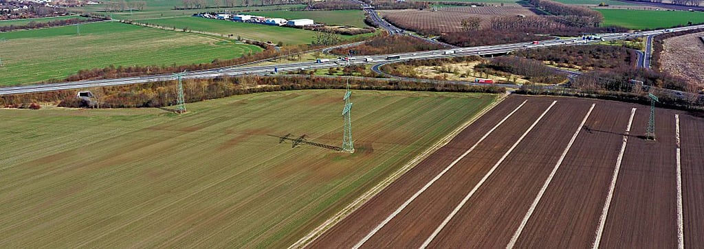 Blick auf Teile des Eulenbergs am südlichen Stadtrand von Magdeburg und die Bundesstraße 81 dahinter. Hier wird sich Intel ansiedeln