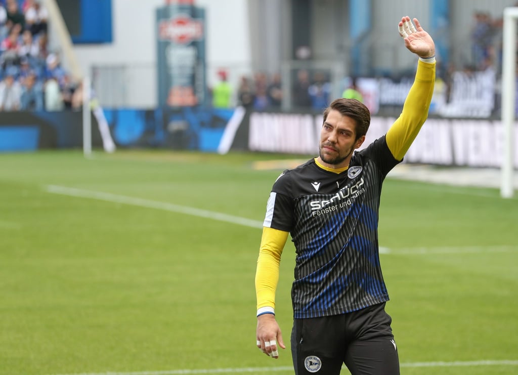 Bielefelds Torwart Stefan Ortega winkt bei seiner Verabschiedung im Stadion den Fans zu.