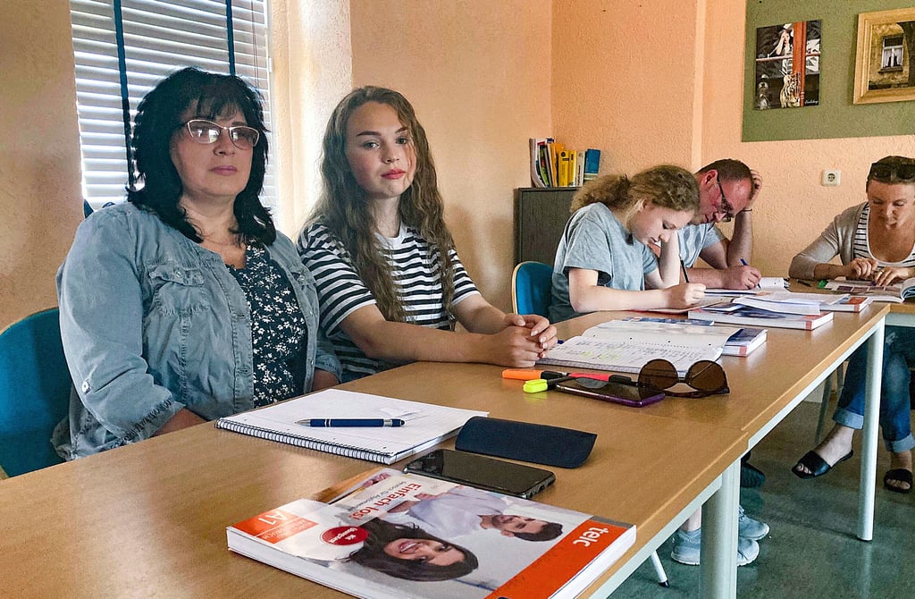 Die 57-jährige Viktoria (l.) und ihre 20 Jahre alte Tochter Anna nehmen am Deutschkurs in Querfurt teil.