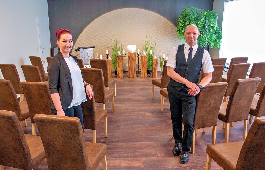 Daniela und Jens Collier in ihrer neuen Feierhalle, die sie vor wenigen Tagen fertiggestellt haben.