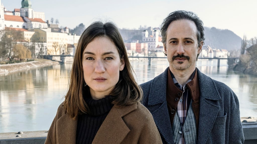 Marie Leuenberger als Frederike Bader und Michael Ostrowski als Ferdinand Zankl im „Krimi aus Passau“.