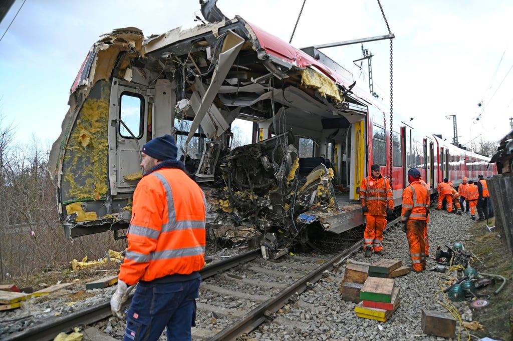 Mit einem Spezialkran der Deutschen Bahn versuchen Techniker die beiden verunglückten S-Bahn-Züge zu bergen.