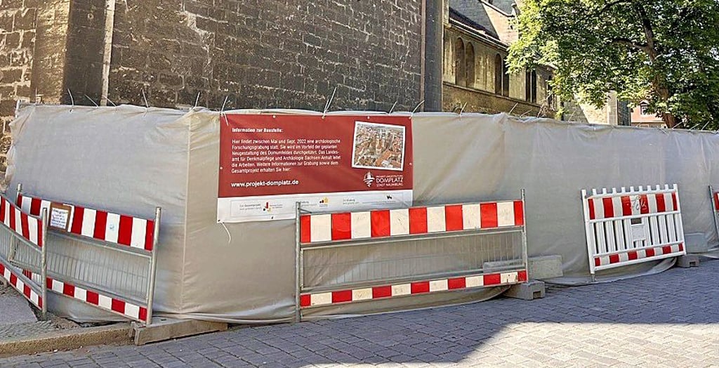 Ein Bauzaun nimmt nun nördlich des Naumburger Doms  die Sicht auf die vier ausgegrabenen, zuvor offen  daliegenden  Skelette.