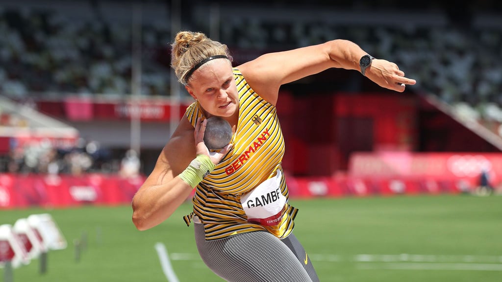 Sara Gambetta, hier bei den Olympischen Spielen in Tokio, eröffnet mit den Kugelstoßerinnen die Finals am Brandenburger Tor. 