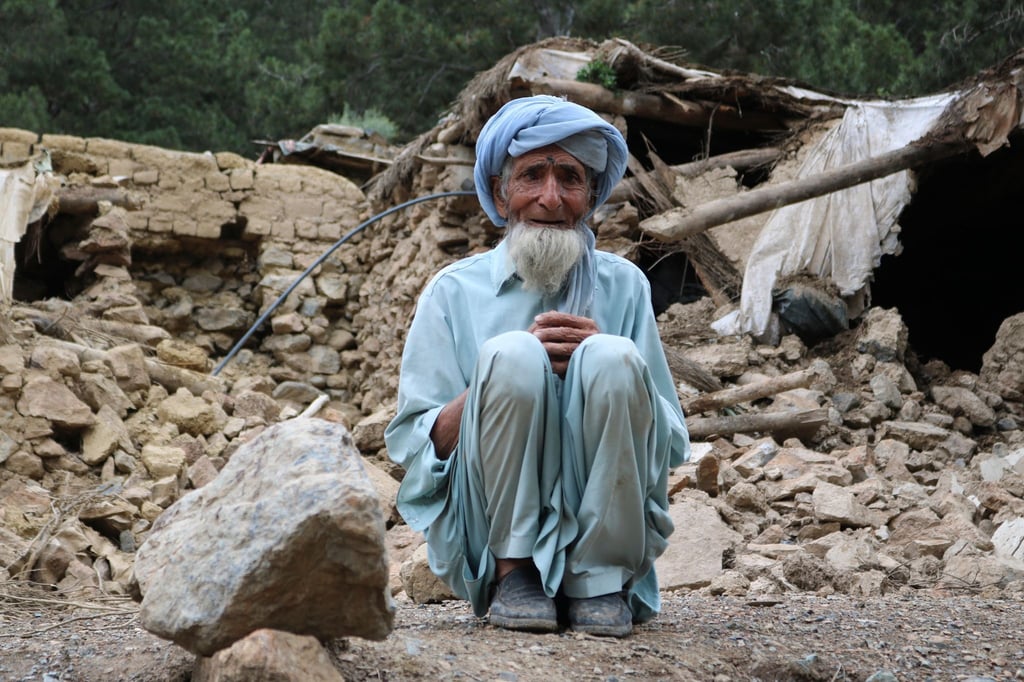 Ein Mann sitzt vor den Trümmern seines Hauses in Khost, das bei dem schweren Erdbeben zerstört wurde.