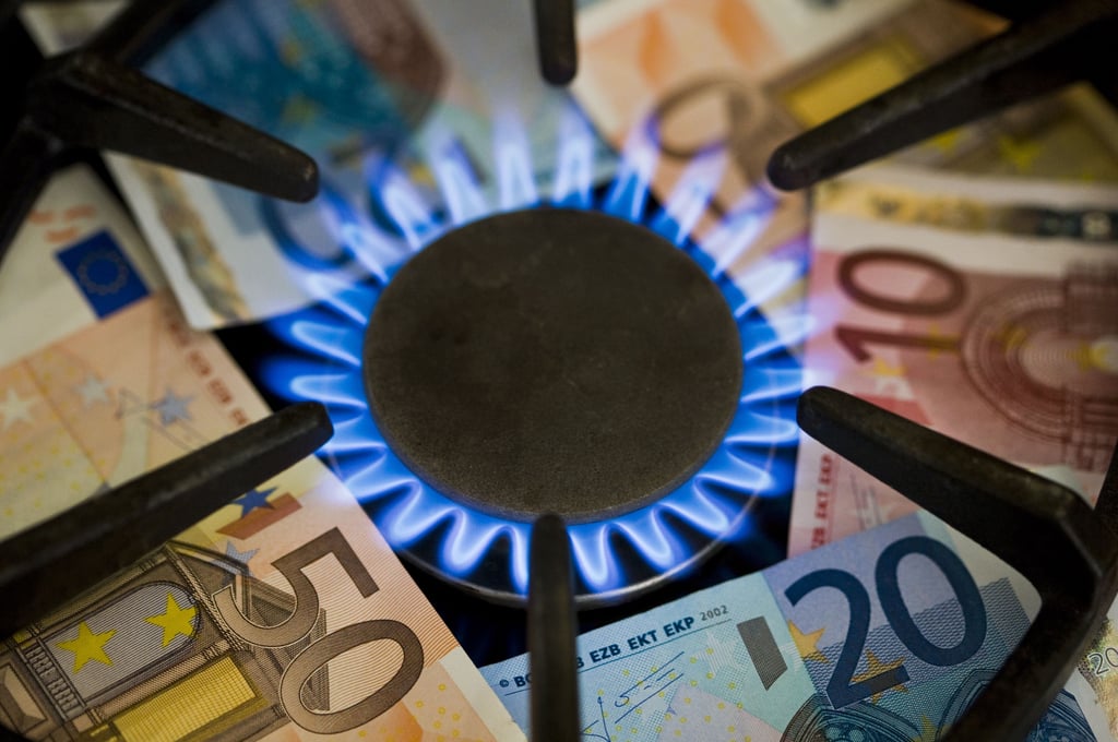 Illustration: Euro-Geldscheine liegen unter der Gasflamme eines Küchenherdes.