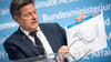 Bundeswirrtschaftsminister Robert Habeck (Grüne) erklärt auf einer Pressekonferenz, wie es um die Versorgungssicherheit in Deutschland bestellt ist.