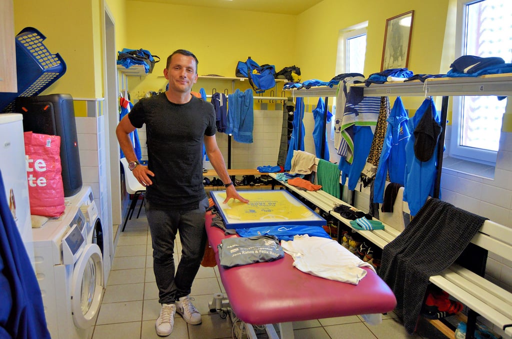 SSC-Trainer Maik Zimmermann in der Umkleidekabine im Uhrenhaus des Weißenfelser Stadtstadions
