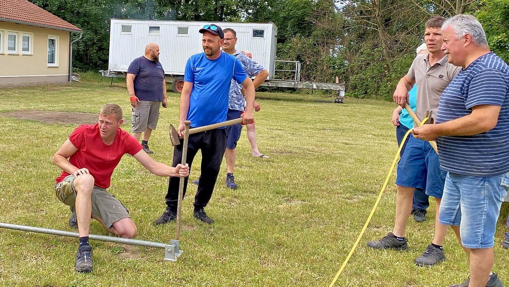 Bevor am Wochenende die Karnevals-Veranstaltungen in Anderbeck starten können, gibt es noch viel zu tun. Die Vorbereitungen haben bereits am gestrigen Nachmittag begonnen.