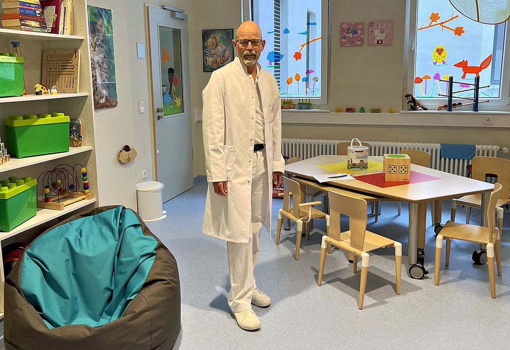 Dr. Volker Degenhardt, Leiter der Kinderklinik im Johanniter-Krankenhaus Stendal, im Spielzimmer der Klinik.