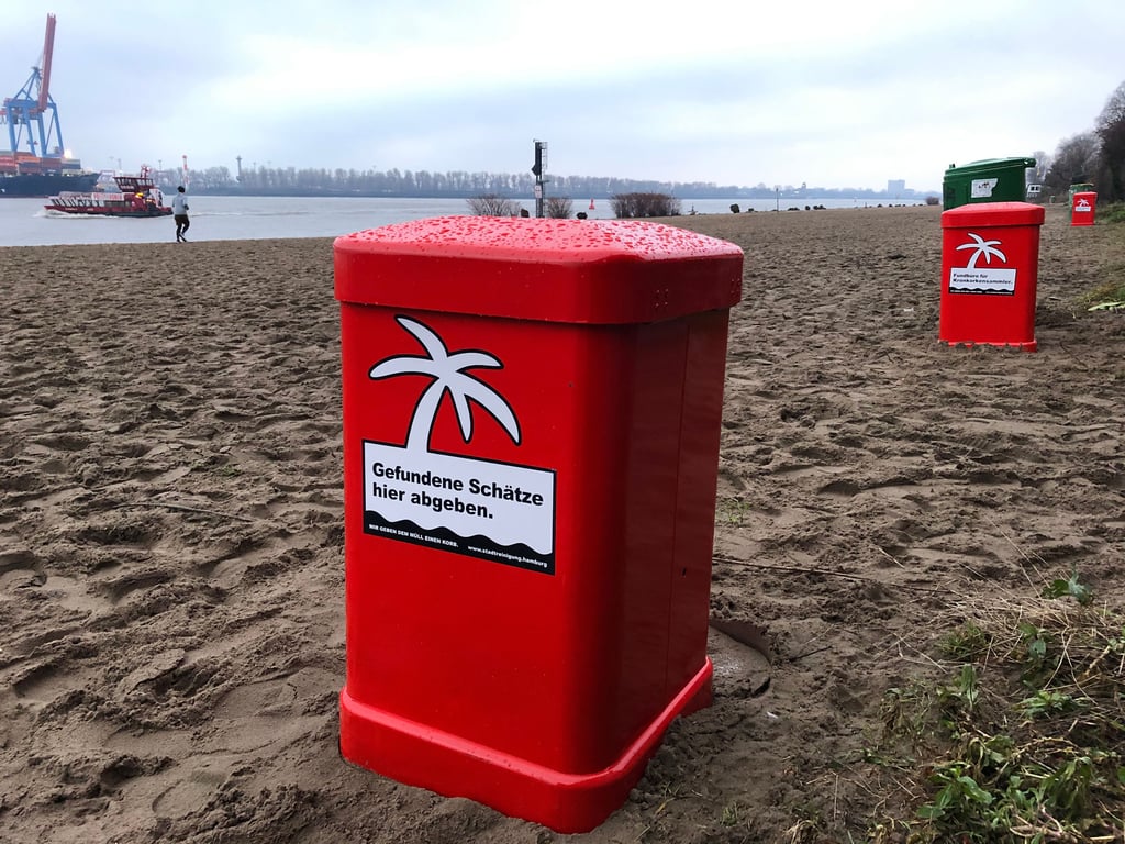 Mülbehälter mit direkter Ansprache - die gibt es beispielsweise in Hamburg. Die Linke-Fraktion im Stadtrat möchte die auch in Gardelegen haben.