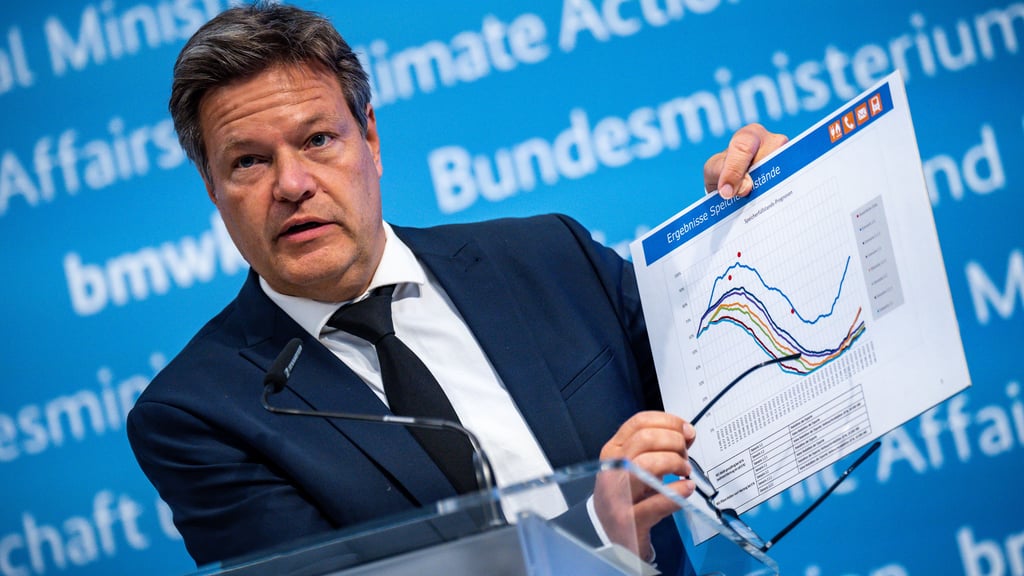 Berlin: Robert Habeck (Bündnis 90/Die Grünen), Bundesminister für Wirtschaft und Klimaschutz, spricht bei einem Pressestatement zur Energie und Versorgungssicherheit. Habeck hat die Alarmstufe des Notfallplans Gas ausgerufen. Nach dem Angriff von Russland auf die Ukraine wird die Versorgung mit Gas knapp.
